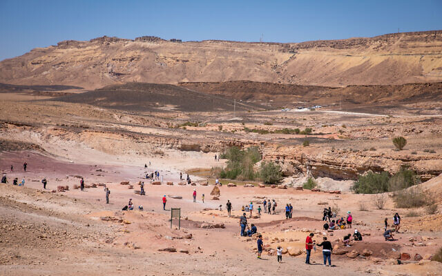 Israelis at the Mt. Negev Nature Reserve, in southern Israel, during the Passover holiday, April 21, 2022. (Yossi Aloni/Flash90)