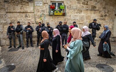 Israeli police officers guard in Jerusalem Old City, during Friday prayers of the Muslim holy month of Ramadan, on April 22, 2022. (Olivier Fitoussi/Flash90)