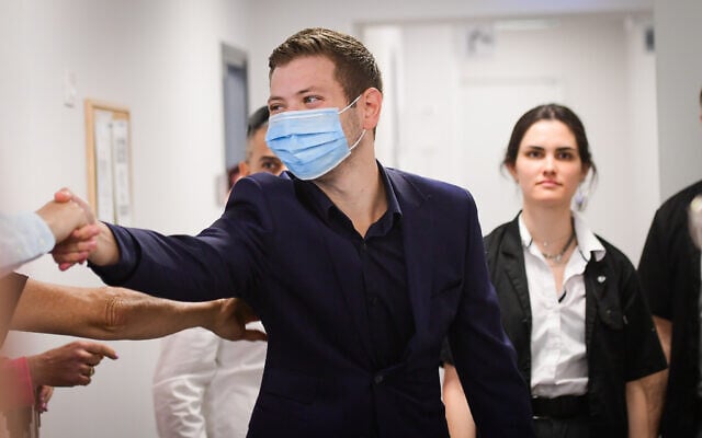 Yair Netanyahu greeted by supporters as he arrives at the Tel Aviv District Court on April 24, 2022. (Avshalom Sassoni/ Flash90) Yair Netanyahu greeted by supporters as he arrives at the Tel Aviv District Court on April 24, 2022. (Avshalom Sassoni/ Flash90)