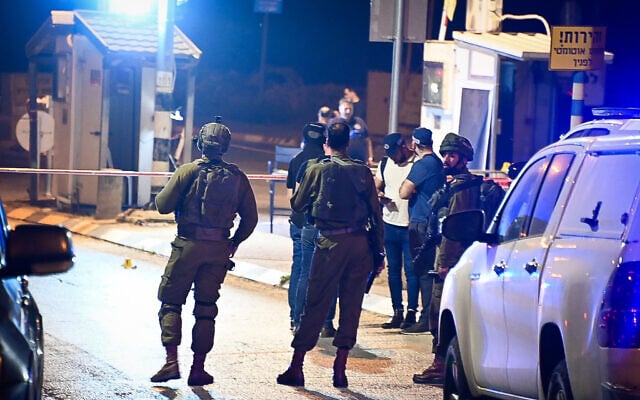 Israeli security personnel at the scene of a shooting attack, at the entrance to Ariel, in the West Bank, on April 30, 2022 (Flash90) Israeli security personnel at the scene of a shooting attack, at the entrance to Ariel, in the West Bank, on April 30, 2022 (Flash90)