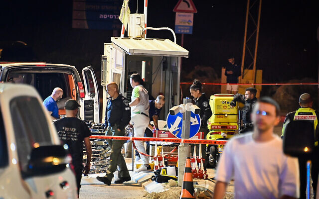 Israeli security and rescue personnel at the scene of a shooting attack, at the entrance to Ariel, in the West Bank, on April 30, 2022. (Flash90) Israeli security and rescue personnel at the scene of a shooting attack, at the entrance to Ariel, in the West Bank, on April 30, 2022. (Flash90)