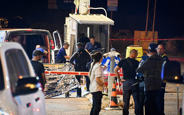 Israeli security and rescue personnel at the scene of a shooting attack, at the entrance to Ariel, in the West Bank, on April 30, 2022. (Flash90) Israeli security and rescue personnel at the scene of a shooting attack, at the entrance to Ariel, in the West Bank, on April 30, 2022. (Flash90)