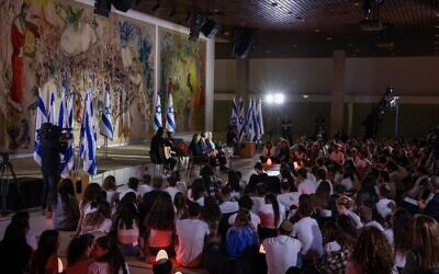 Holocaust survivor Yosef Hershkovitz shares his story on stage with Knesset Speaker Mickey Levy at the Knesset's first Zikaron Basalon event, in honor of Israel's Holocaust Remembrance Day, on April 26, 2022. (Noam Moskowitz/Knesset Spokesperson)