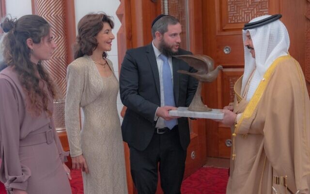 Uri Pearl and Joy Malka Rothenberg from a delegation of the Abrahamic Business Circle present a Dove of Peace scuplture by Daniel Kafri to the King of Bahrain, Hamad bin Isa Al Khalifa (Bahrain Royal Court) Uri Pearl and Joy Malka Rothenberg from a delegation of the Abrahamic Business Circle present a Dove of Peace scuplture by Daniel Kafri to the King of Bahrain, Hamad bin Isa Al Khalifa (Bahrain Royal Court)