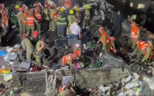 Fire services at a deadly blaze at an apartment building in Jerusalem, on April 28. 2022. (Fire and Rescue Services) Fire services at a deadly blaze at an apartment building in Jerusalem, on April 28. 2022. (Fire and Rescue Services)