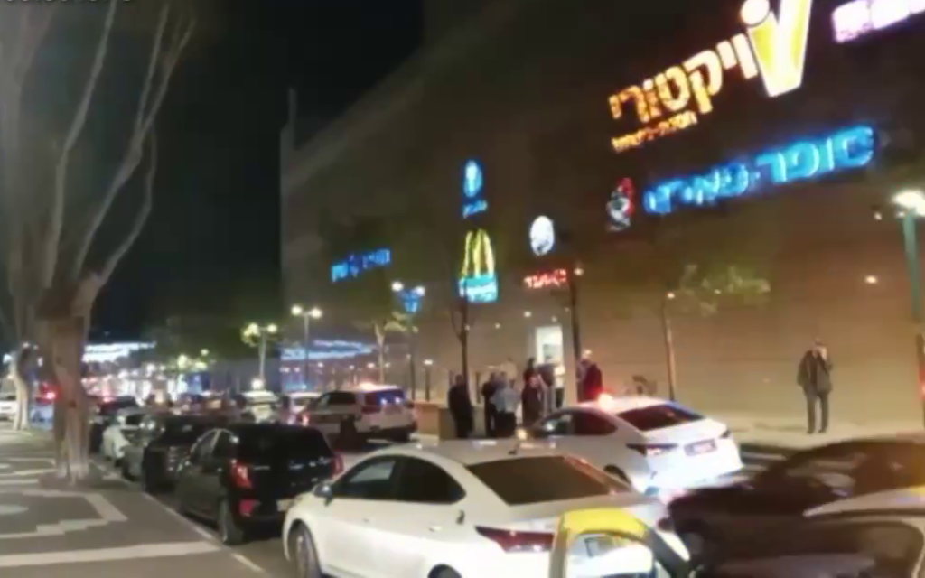 Police officers seen outside a mall in Hadera, April 14, 2022. (Screenshot: Telegram, used in accordance with Clause 27 of the copyright law)