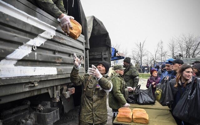 Russian soldiers and volunteers distribute bread in Mariupol on April 12, 2022. (Alexander NEMENOV / AFP) Russian soldiers and volunteers distribute bread in Mariupol on April 12, 2022. (Alexander NEMENOV / AFP)