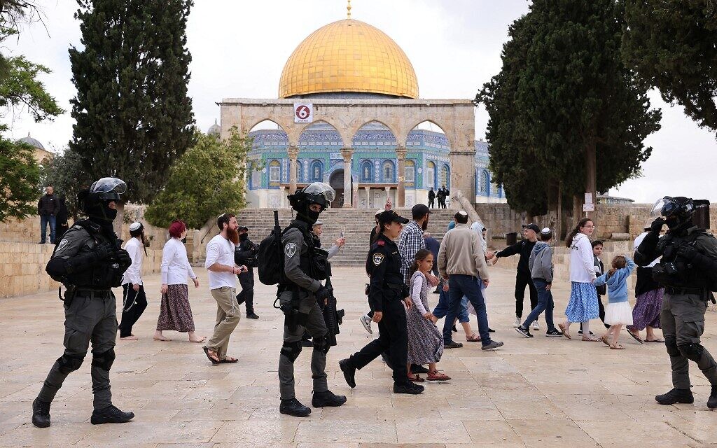 Israeli police accompany a group of Jews touring the Temple Mount on May 5, 2022, as the Jerusalem holy site is reopened to non-Muslim visitors. (Ahmad Gharabli/AFP) Israeli police accompany a group of Jews touring the Temple Mount on May 5, 2022, as the Jerusalem holy site is reopened to non-Muslim visitors. (Ahmad Gharabli/AFP)