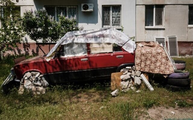 A car covered by various materials is pictured in Severodonetsk, eastern Ukraine, on May 7, 2022, amid the Russian invasion of Ukraine. (Yasuyoshi Chiba/AFP)