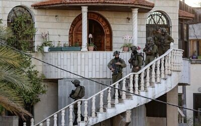Israeli soldiers carry out a raid in the town of Rummanah in the West Bank on May 8, 2022, at the home of a Palestinian accused of carrying out a fatal axe attack in the central city of Elad two days earlier. (JAAFAR ASHTIYEH / AFP)