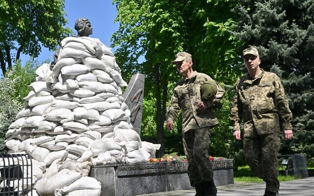 Ukrainian servicemen walk past the sandbagged monument to World War II hero Air Marshal of Soviet Army Ivan Kozhedub, in Kyiv on May 9, 2022, during Victory Day, the 77th anniversary of the defeat of Nazi Germany by the forces of the Soviet Union. (Sergei SUPINSKY / AFP) Ukrainian servicemen walk past the sandbagged monument to World War II hero Air Marshal of Soviet Army Ivan Kozhedub, in Kyiv on May 9, 2022, during Victory Day, the 77th anniversary of the defeat of Nazi Germany by the forces of the Soviet Union. (Sergei SUPINSKY / AFP)