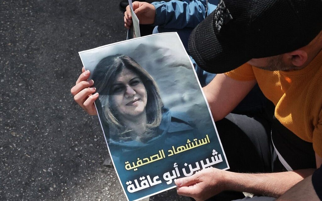 Palestinians hold a poster displaying veteran Al Jazeera journalist Shireen Abu Aqleh, who was shot dead during clashes between Israeli troops and Palestinian gunmen as she covered an IDF raid on the West Bank's Jenin refugee camp on May 11, 2022, in the West Bank city of Hebron. The poster reads in Arabic, "the Martyrdom of Journalist Shireen Abu Aqleh". (HAZEM BADER / AFP) Palestinians hold a poster displaying veteran Al Jazeera journalist Shireen Abu Aqleh, who was shot dead during clashes between Israeli troops and Palestinian gunmen as she covered an IDF raid on the West Bank's Jenin refugee camp on May 11, 2022, in the West Bank city of Hebron. The poster reads in Arabic, "the Martyrdom of Journalist Shireen Abu Aqleh". (HAZEM BADER / AFP)