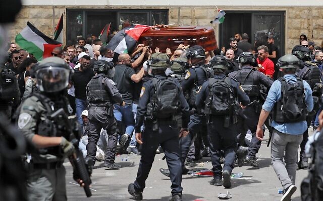 Police and mourners are seen during the funeral procession of Al Jazeera journalist Shireen Abu Akleh in Jerusalem, on May 13, 2022. (AHMAD GHARABLI/AFP) Police and mourners are seen during the funeral procession of Al Jazeera journalist Shireen Abu Akleh in Jerusalem, on May 13, 2022. (AHMAD GHARABLI/AFP)