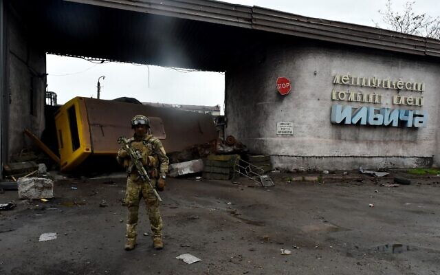 A Russian serviceman stands guard at the destroyed part of the Ilyich Iron and Steel Works in Ukraine's port city of Mariupol on May 18, 2022. (Olga MALTSEVA / AFP) A Russian serviceman stands guard at the destroyed part of the Ilyich Iron and Steel Works in Ukraine's port city of Mariupol on May 18, 2022. (Olga MALTSEVA / AFP)
