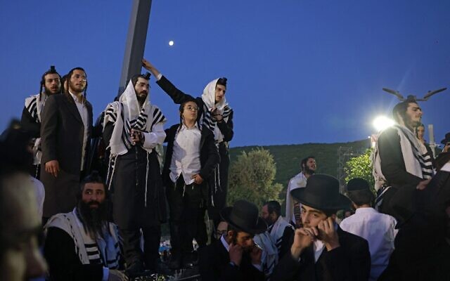 Ultra-Ortodox Jews take part in the annual pilgrimage to the grave site of Rabbi Shimon Bar Yochai on Mount Meron in northern Israel in the early hours of May 19, 2022 (Menahem KAHANA / AFP)