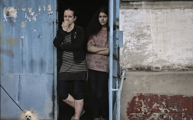 Women stand at the door of their apartment building in the city of Lysychansk, a city without electricity and water, in the eastern Ukrainian region of Donbas, on May 26, 2022. (ARIS MESSINIS / AFP) Women stand at the door of their apartment building in the city of Lysychansk, a city without electricity and water, in the eastern Ukrainian region of Donbas, on May 26, 2022. (ARIS MESSINIS / AFP)