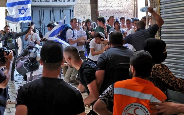Palestinian and Jews clash at the Damascus Gate in Jerusalem's Old City on May 29, 2022, as Israel marks Jerusalem Day. (HAZEM BADER / AFP) Palestinian and Jews clash at the Damascus Gate in Jerusalem's Old City on May 29, 2022, as Israel marks Jerusalem Day. (HAZEM BADER / AFP)