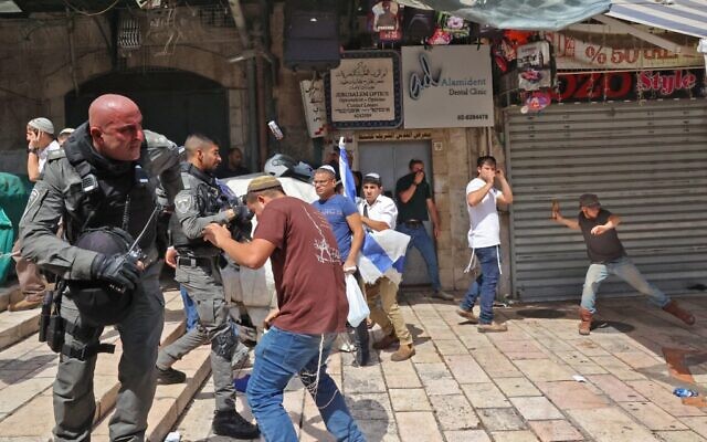 Israeli police clash with Palestinians as Israelis rally to mark Jerusalem Day in the Old City, on May 29, 2022. (Photo by HAZEM BADER / AFP) Israeli police clash with Palestinians as Israelis rally to mark Jerusalem Day in the Old City, on May 29, 2022. (Photo by HAZEM BADER / AFP)