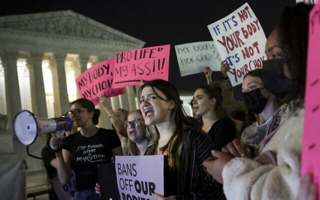 Demonstrators gather outside of the US Supreme Court on May 2, 2022 in Washington, DC (Kevin Dietsch / GETTY IMAGES NORTH AMERICA / Getty Images via AFP) Demonstrators gather outside of the US Supreme Court on May 2, 2022 in Washington, DC (Kevin Dietsch / GETTY IMAGES NORTH AMERICA / Getty Images via AFP)