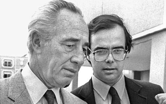 Shimon Peres with Uri Savir (Hanania Hermon / GPO)