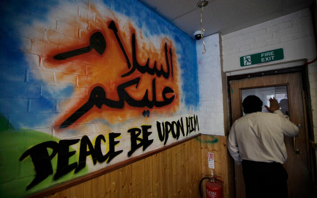 Illustrative: The youth center of the Active Change Foundation, a de-radicalization project in London which works with young people at risk of embracing terrorism and people convicted of terrorist offenses, London, May 23, 2011. (AP Photo/Lefteris Pitarakis)