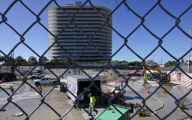 Workers pump water out of the foundation of the former Champlain Towers South building, Surfside, Florida, May 12, 2022. (AP/Marta Lavandier) Workers pump water out of the foundation of the former Champlain Towers South building, Surfside, Florida, May 12, 2022. (AP/Marta Lavandier)
