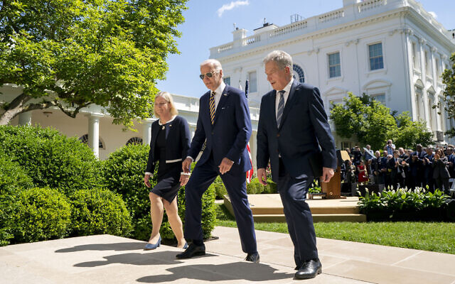 US President Joe Biden with Swedish Prime Minister Magdalena Andersson, left, and Finnish President Sauli Niinisto, right, after speaking in the Rose Garden at the White House in Washington, May 19, 2022. (AP Photo/Andrew Harnik)