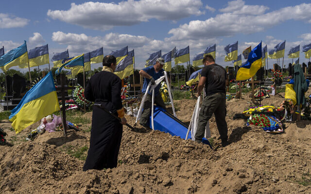 Undertakers lower the coffin of Ukrainian serviceman Oleksander Matyukhin, 32, in Kharkiv, eastern Ukraine, May 23, 2022. (AP Photo/Bernat Armangue) Undertakers lower the coffin of Ukrainian serviceman Oleksander Matyukhin, 32, in Kharkiv, eastern Ukraine, May 23, 2022. (AP Photo/Bernat Armangue)