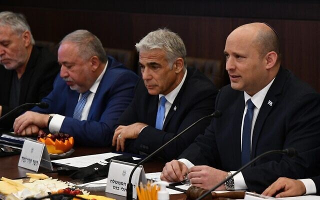 Welfare and Social Services Minister Meir Cohen, Finance Minister Avigdor Liberman, Foreign Minister Yair Lapid and Prime Minister Naftali Bennett during the weekly cabinet meeting on May 22, 2022. (Haim Zach/GPO)