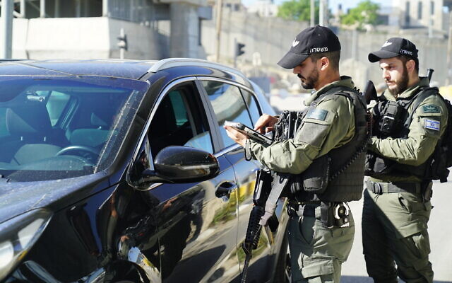 Police check a vehicle to ensure that it is not ferrying illegal Palestinian workers on May 7, 2022. (Israel Police) Police check a vehicle to ensure that it is not ferrying illegal Palestinian workers on May 7, 2022. (Israel Police)