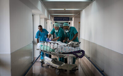 Illustrative: Doctors and nurses at the emergency room of Wolfson Medical Center in Holon, August 13, 2018. (Hadas Parush/Flash90)