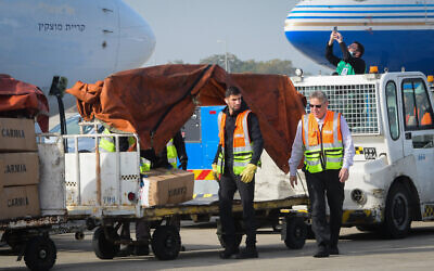 El Al workers seen at Ben Gurion airport in Tel Aviv, on March 1, 2022. (Avshalom Sassoni‎‏/Flash90)