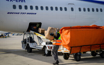 Workers load packages of Israeli humanitarian aid for Ukraine onto El Al aircraft, at Ben Gurion airport in Tel Aviv, on March 1, 2022. (Avshalom Sassoni/Flash90) Workers load packages of Israeli humanitarian aid for Ukraine onto El Al aircraft, at Ben Gurion airport in Tel Aviv, on March 1, 2022. (Avshalom Sassoni/Flash90)