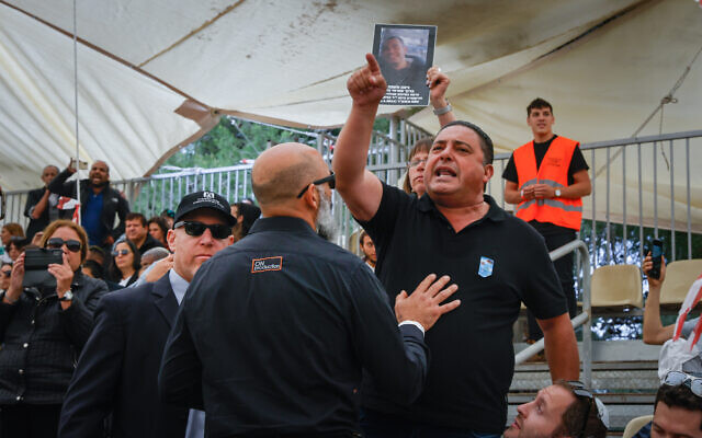 Herzl Hajaj heckles Prime Minister Naftali Bennett as he addresses the Mount Herzl Memorial Day ceremony for terror victims on May 4, 2022. (Olivier Fitoussi/Flash90)
