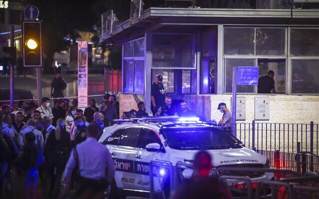 Police officers at the scene of a stabbing attack at Jerusalem's Damascus Gate, on May 8, 2022. (Yonatan Sindel/Flash90) Police officers at the scene of a stabbing attack at Jerusalem's Damascus Gate, on May 8, 2022. (Yonatan Sindel/Flash90)