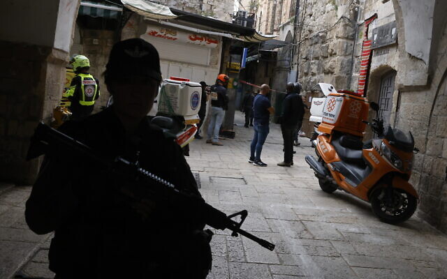 Israeli security at the scene of an attempted terror attack near the Temple Mount compound, in Jerusalem's Old City. May 11, 2022. (Olivier Fitoussi/Flash90) Israeli security at the scene of an attempted terror attack near the Temple Mount compound, in Jerusalem's Old City. May 11, 2022. (Olivier Fitoussi/Flash90)