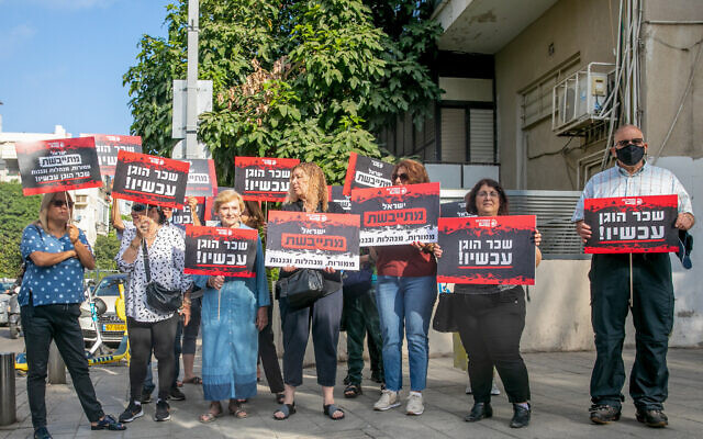 Teachers from the Teachers Union protest over low salaries, in Tel Aviv, May 25, 2022. (Yossi Aloni/Flash90) Teachers from the Teachers Union protest over low salaries, in Tel Aviv, May 25, 2022. (Yossi Aloni/Flash90)