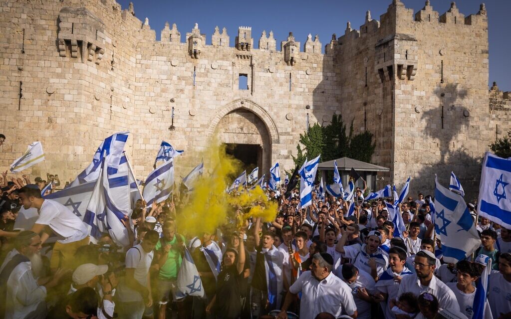 Thousands wave Israeli flags as they celebrate Jerusalem Day at Damascus Gate in Jerusalem's Old City, May 29, 2022. (Nati Shohat/Flash90)