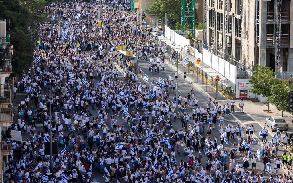 Thousands of Jewish Israelis wave Israeli flags as they celebrate Jerusalem Day in downtown Jerusalem, May 29, 2022. (Yonatan Sindel/Flash90)