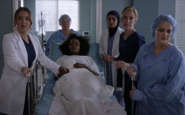 Elisabeth Finch (R) appears as a nurse on an episode of the television series 'Grey's Anatomy' (screen capture: YouTube) Elisabeth Finch (R) appears as a nurse on an episode of the television series 'Grey's Anatomy' (screen capture: YouTube)