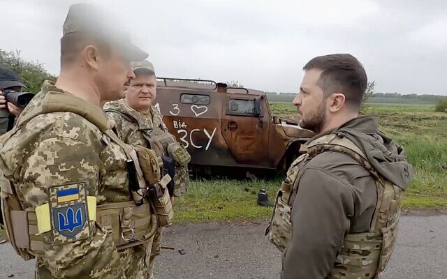 Ukrainian President Volodymyr Zelensky meets with troops in eastern Ukraine on May 29, 2022, amid Russia's invasion of the country. (Screen capture: Facebook) Ukrainian President Volodymyr Zelensky meets with troops in eastern Ukraine on May 29, 2022, amid Russia's invasion of the country. (Screen capture: Facebook)