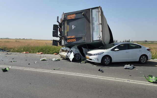 The scene of a deadly crash near Kiryat Malachi on May 3, 2022. (Courtesy) The scene of a deadly crash near Kiryat Malachi on May 3, 2022. (Courtesy)