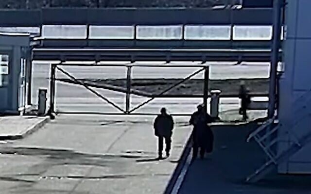 Surveillance footage published by CNN shows Russian soldiers shooting two civilians in the back on March 16, 2022, on the outskirts of Kyiv. (Screenshot) Surveillance footage published by CNN shows Russian soldiers shooting two civilians in the back on March 16, 2022, on the outskirts of Kyiv. (Screenshot)