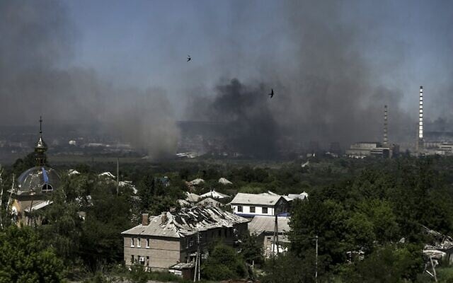 A damaged building is pictured in Lysychansk as black smoke and dirt rise from the nearby city of Severodonetsk during fighting between Russian and Ukrainian troops, in the eastern Ukraine region of Donbas on June 9, 2022. (Aris Messinis/AFP) A damaged building is pictured in Lysychansk as black smoke and dirt rise from the nearby city of Severodonetsk during fighting between Russian and Ukrainian troops, in the eastern Ukraine region of Donbas on June 9, 2022. (Aris Messinis/AFP)