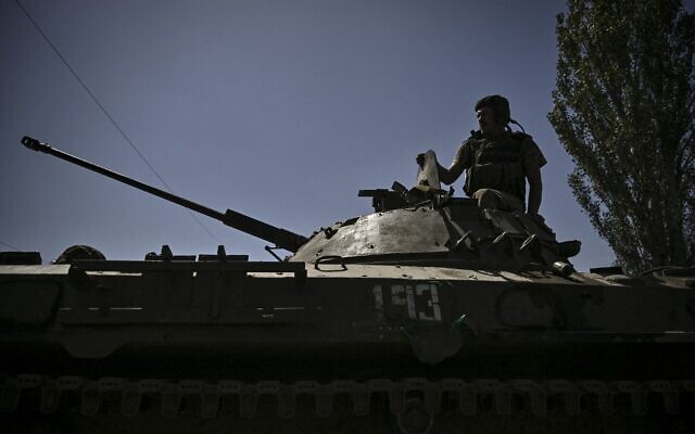 A Ukrainian soldier on top of an armoured vehicle moving towards the front line in the city of Lysychansk in the eastern Ukraine region of Donbas on June 9, 2022. (Aris Messinis / AFP) A Ukrainian soldier on top of an armoured vehicle moving towards the front line in the city of Lysychansk in the eastern Ukraine region of Donbas on June 9, 2022. (Aris Messinis / AFP)