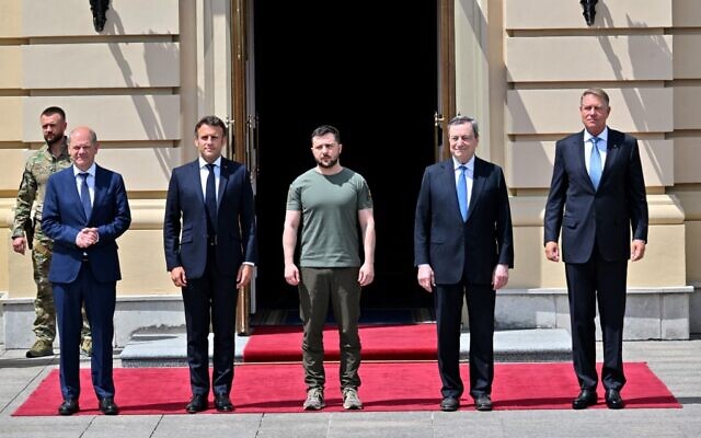 (L-R) Chancellor of Germany Olaf Scholz, President of France Emmanuel Macron, Ukrainian President Volodymyr Zelensky, Prime Minister of Italy Mario Draghi and Romanian President Klaus Iohannis in Mariinsky Palace, in Kyiv, on June 16, 2022 (Sergei SUPINSKY / AFP) (L-R) Chancellor of Germany Olaf Scholz, President of France Emmanuel Macron, Ukrainian President Volodymyr Zelensky, Prime Minister of Italy Mario Draghi and Romanian President Klaus Iohannis in Mariinsky Palace, in Kyiv, on June 16, 2022 (Sergei SUPINSKY / AFP)