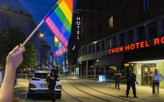 Norwegian police officers stand guard in the streets of central Oslo between security tape lines, on June 25, 2022, after shots were fired outside the London pub, killing two people. (Javad Parsa/NTB/AFP) Norwegian police officers stand guard in the streets of central Oslo between security tape lines, on June 25, 2022, after shots were fired outside the London pub, killing two people. (Javad Parsa/NTB/AFP)