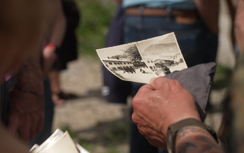 Lt. Col. Thomas Nockelmann helps group member Margot Bester identify the spot on the Feldafing army base where her mother was photographed, May 2022. (Alexander Vexler)