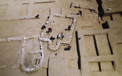 Aerial photographs of the 7th century mosque near today's Rahat. (Emil Aladjem, Israel Antiquities Authority)