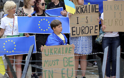 Protestors in support of Ukraine stand with signs and EU flags during a demonstration outside of an EU summit in Brussels, June 23, 2022. (AP Photo/Olivier Matthys) Protestors in support of Ukraine stand with signs and EU flags during a demonstration outside of an EU summit in Brussels, June 23, 2022. (AP Photo/Olivier Matthys)